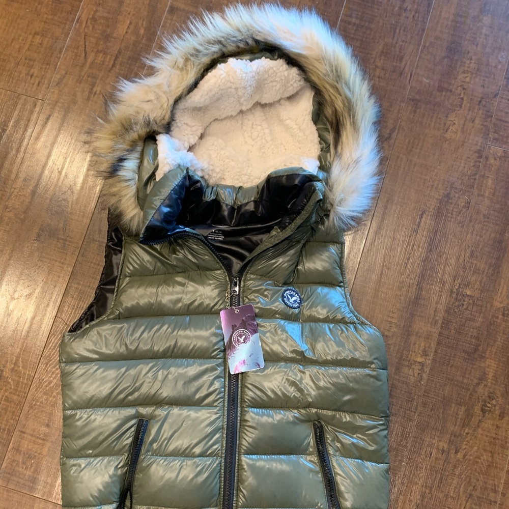 NWT American Eagle Puffer Vest
